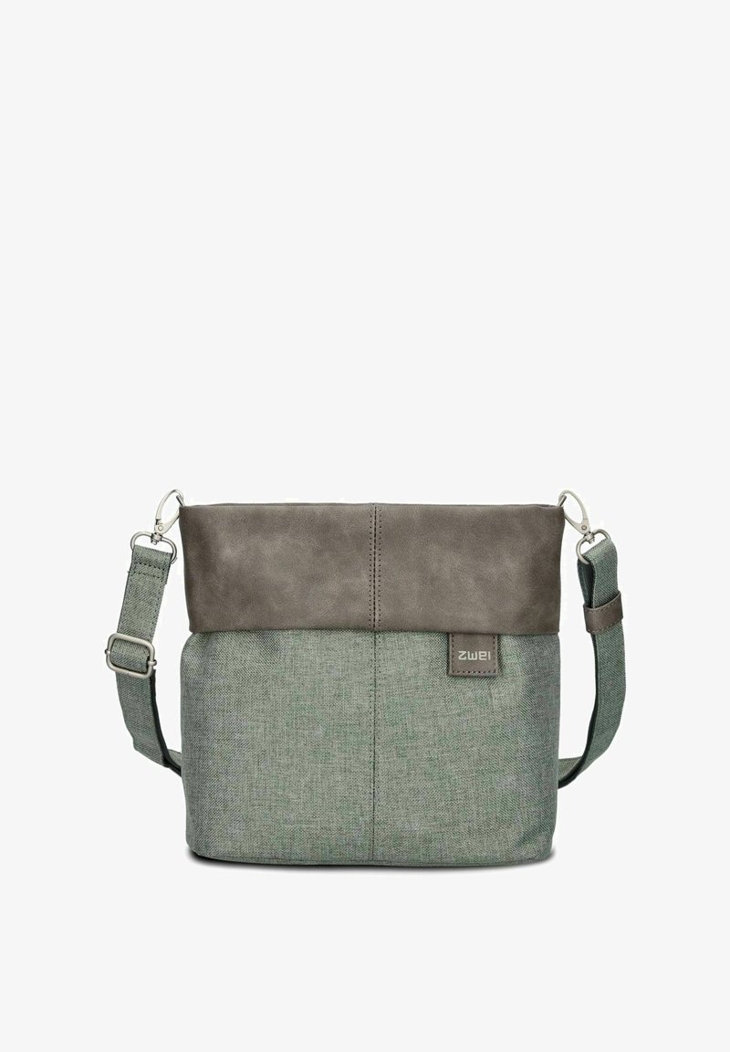 Borsa a tracolla verde in tessuto con patta in pelle marrone, cinturino regolabile e etichetta con logo, caratterizzata da una forma rettangolare strutturata.