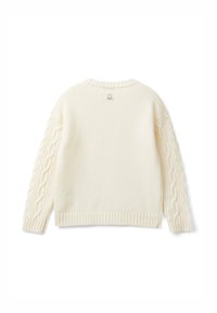 Cremefarbenes gestricktes Sweatshirt mit Kabelstrickärmel, gerippten Bündchen und Saum sowie einem kleinen gestickten Logo am oberen Rücken.