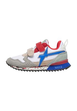 Sneaker aus weißem Mesh, grauem Wildleder, blauen Akzenten, roten Riemen und einer strukturierten Sohle. Verfügt über ein geschichtetes Design mit einer ausgeprägten Ferse.