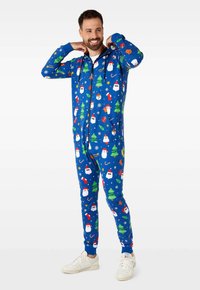 Monosie azul con un estampado festivo que incluye muñecos de nieve, árboles de Navidad y iconos navideños. Fabricado en un tejido suave con cierre de cremallera en la parte delantera y puños elásticos.