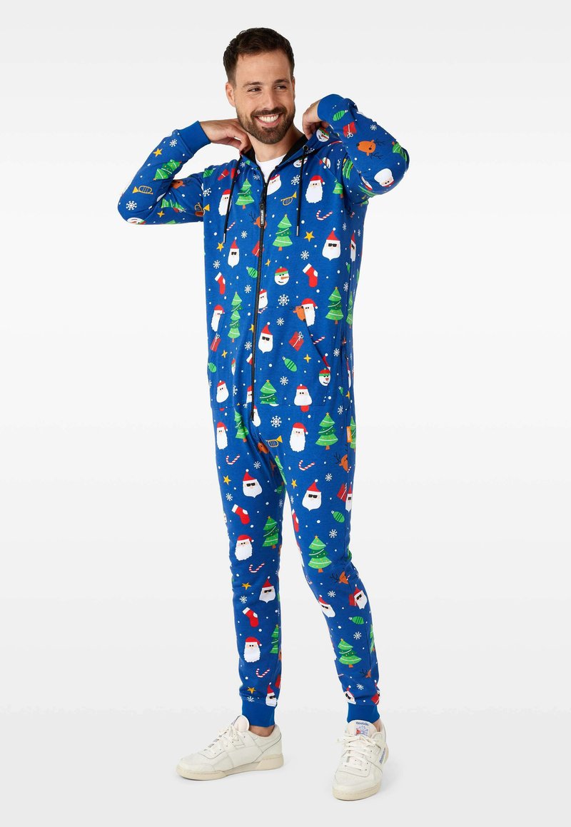 Monosie azul con un estampado festivo que incluye muñecos de nieve, árboles de Navidad y iconos navideños. Fabricado en un tejido suave con cierre de cremallera en la parte delantera y puños elásticos.