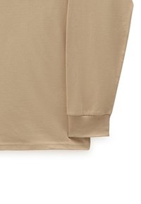 Beige langærmet sweatshirt med ribbede manchetter og lige kant, vist fra midten af torsoen til håndleddet.
