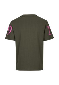 Olijfgroene T-shirt met korte mouwen; voorzien van roze cijfers '9' en '1' op elke mouw; gemaakt van zachte, lichte stof.