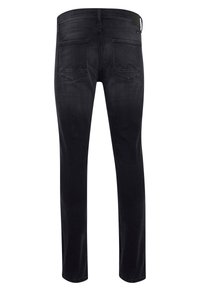 Jeans de denim negro con un ajuste slim, que presentan un diseño clásico de cinco bolsillos y dos bolsillos traseros con solapas en ángulo. Textura suave, desgaste mínimo.