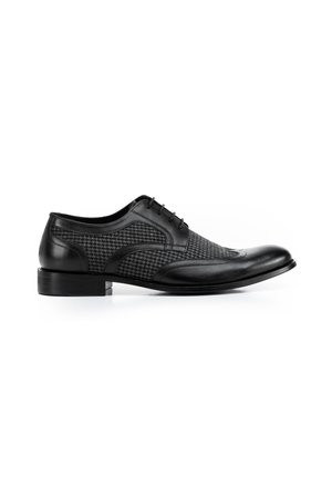 Zapato de vestir de cuero negro con panel textil de pata de gallo, punta redondeada y diseño de cordones, con un tacón bajo para mayor estabilidad.