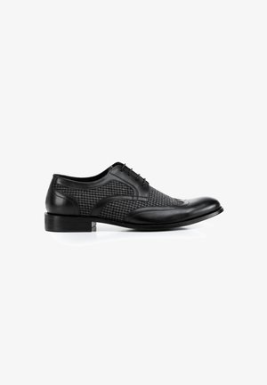 Zapato de vestir de cuero negro con panel textil de pata de gallo, punta redondeada y diseño de cordones, con un tacón bajo para mayor estabilidad.
