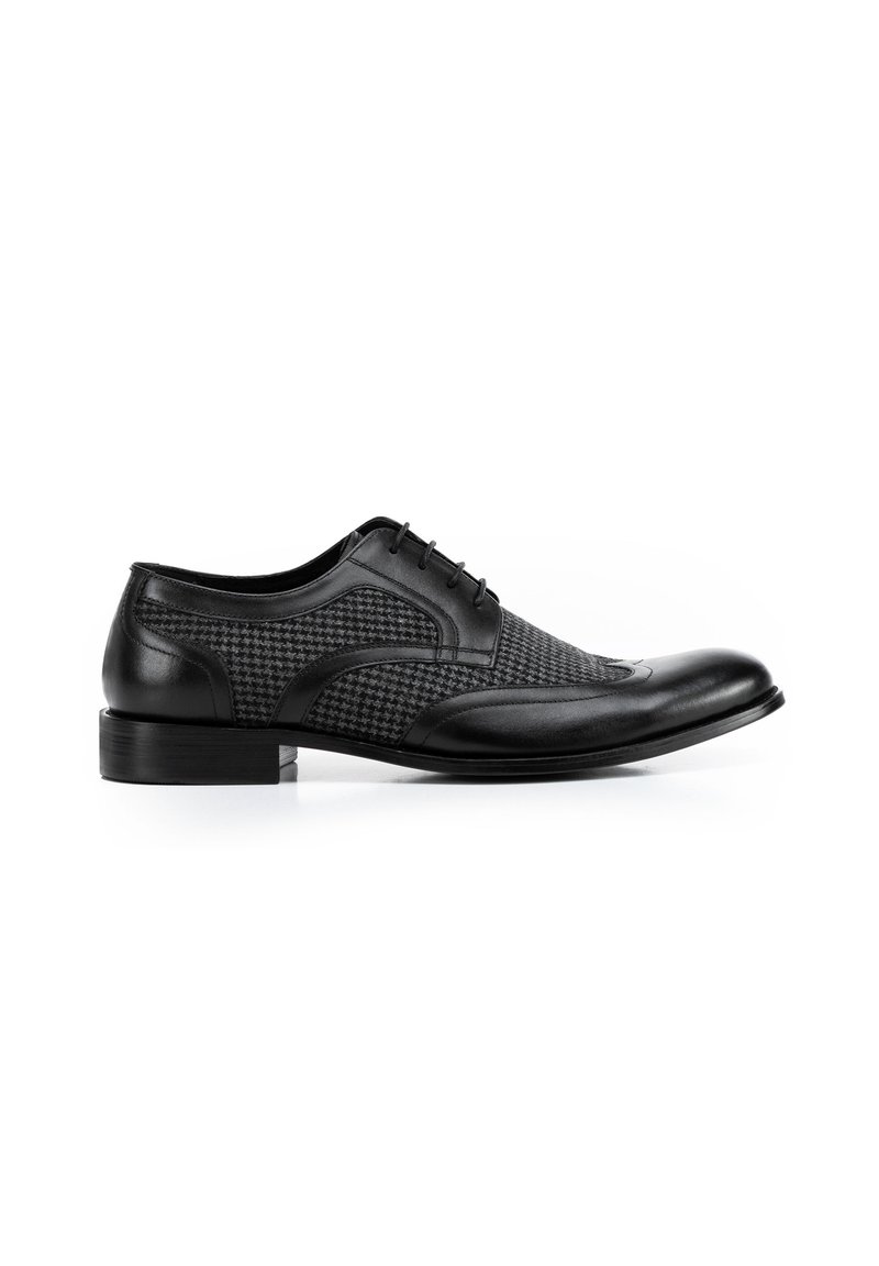 Zapato de vestir de cuero negro con panel textil de pata de gallo, punta redondeada y diseño de cordones, con un tacón bajo para mayor estabilidad.