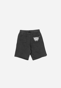 Shorts en denim noirs avec une coupe droite, ornés d'un design graphique blanc sur la poche arrière et d'une étiquette à la taille arrière.