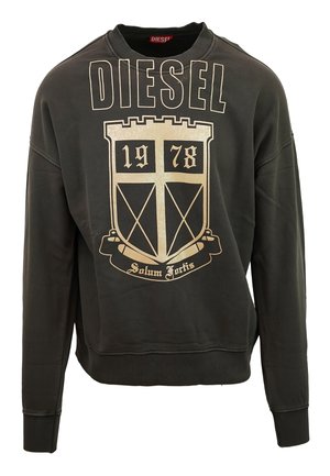 Sweatshirt gris foncé avec un col côtelé, présentant un design graphique audacieux en or et noir, incluant l'année "1978" et un emblème en forme de bouclier.