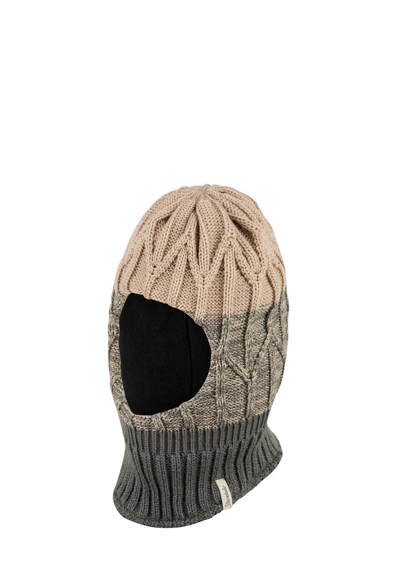 Gestrickte Balaclava-Mütze in Beige und Grau, mit einem Zopfstrickmuster, geripptem Saum und einem offenen Gesichtsbereich. Weiche Textur und warmes Material.