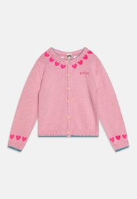 Cardigan lavorato a maglia rosa con colletto rotondo, chiusura con bottoni e motivi a cuore lungo il collo e le maniche. Presenta un bordo blu all'orlo.