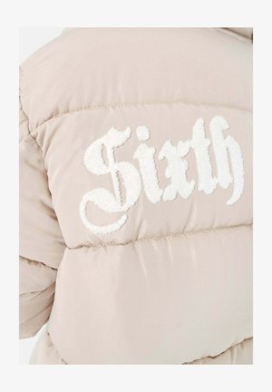 Puffermantel aus leicht beigem Stoff mit gesticktem weißen "Sixth"-Logo. Verfügt über ein gestepptes Design und eine weiche, strukturierte Oberfläche.