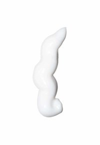 Sostanza bianca e cremosa modellata in una forma allungata e contorta, con una superficie liscia e una finitura lucida, che assomiglia a una linea curvilinea.