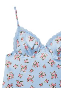 Bralette floral bleu clair avec une délicate finition en dentelle. Le tissu est lisse avec de petites roses roses et des feuilles vertes.