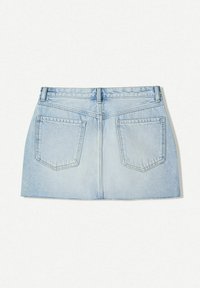 Hellblaues Denim-Minirock mit tailliertem Design, ausgestattet mit zwei hinteren Taschen, einem dezenten ausgefransten Saum und einem klassischen Bund.