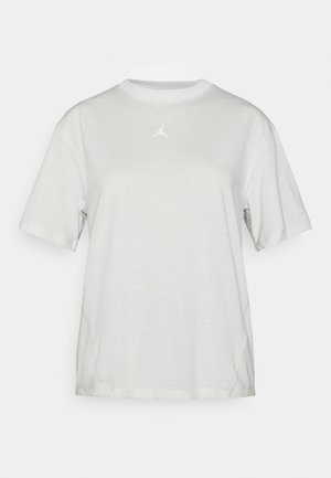 Lichtgrijs T-shirt met korte mouwen van ademend materiaal, voorzien van een ronde halslijn en een witte Jumpman-logo op de borst. Soepele textuur.