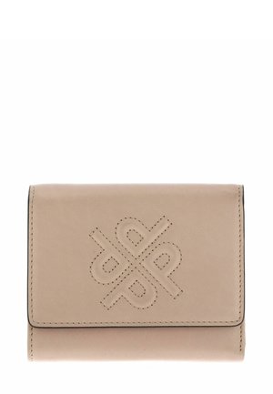 Portefeuille en cuir beige avec bords cousus, présentant un motif en relief proéminent sur le devant. Forme rectangulaire compacte.