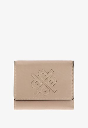 Portefeuille en cuir beige avec bords cousus, présentant un motif en relief proéminent sur le devant. Forme rectangulaire compacte.