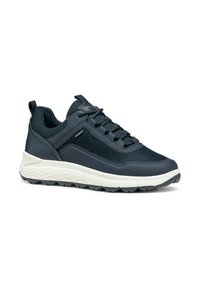 Zapatilla deportiva de color azul oscuro con parte superior de malla, diseño con cordones, plantilla acolchada y suela texturizada para mayor tracción.