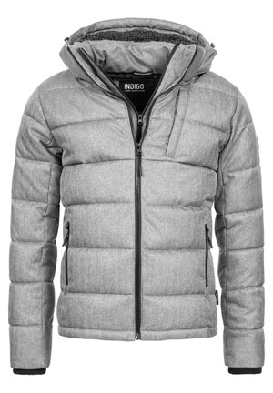 Veste grise rembourrée avec capuche, en tissu texturé. Présente une fermeture éclair centrale, des poches latérales et une poche sur la poitrine pour le rangement.