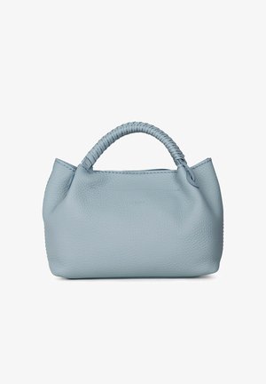 Borsa a mano in pelle azzurro chiaro con manico corto intrecciato e forma rettangolare morbida e arrotondata su sfondo bianco.