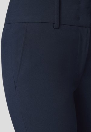 Granatowe spodnie wykonane z gładkiego materiału, z boczną kieszenią oraz dopasowanym krojem, z czystym pasem i detalami szwów.