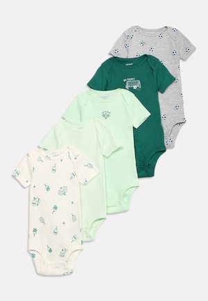 Cinci body-uri de bebeluș cu mâneci scurte aliniate, cu imprimeuri tematice sportive, inclusiv mingi de fotbal, palete de ping-pong și texte pe diverse fundaluri pastelate și verzi.