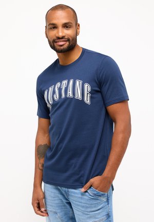 Navy blue cotton t-shirt with short sleeves featuring a white “MUSTANG” graphic across the chest. Smooth fabric and classic crew neck design.