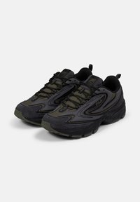 Svarta och olivgröna sneakers med ett texturerat mönster, förstärkt sula och svarta skosnören. Har logotyp på tungan och stiliga överlägg.