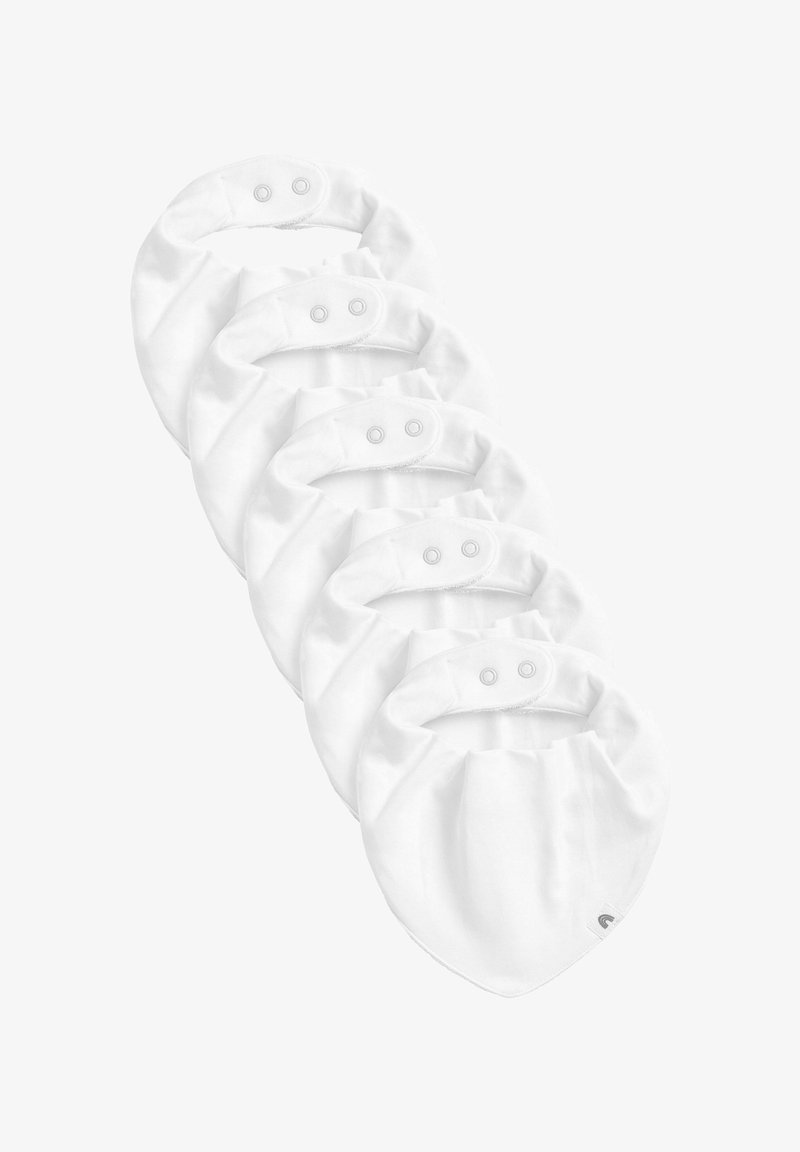 Cinq bavoirs en coton blanc avec fermeture à pression, présentant un design avec un haut arrondi et un bas triangulaire. Texture douce et forme simple.