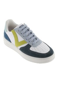 Baskets blanches avec des accents en suède bleu, gris et vert. Caractéristiques d'un bout rond, d'une tige perforée et d'une semelle en caoutchouc texturée. Lacets en gris clair.