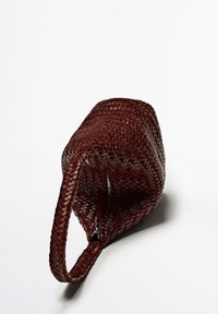 Sac en cuir tressé bordeaux avec une fermeture éclair et une seule anse texturée. Sa forme est légèrement souple, mettant en valeur son design artisanal.
