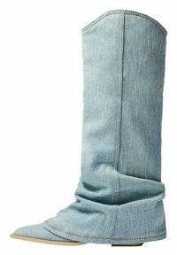 Denim-Kniefenster in Hellblau, lockerer Schnitt mit spitzer Zehe und niedriger beiger Sohle. Sichtbare Nähte entlang der Nähte.