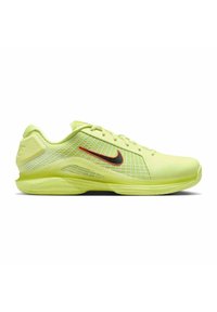 Scarpa sportiva verde lime con tomaia in rete e dettagli neri e rossi. Presenta una punta arrotondata e una suola imbottita per comfort e supporto.
