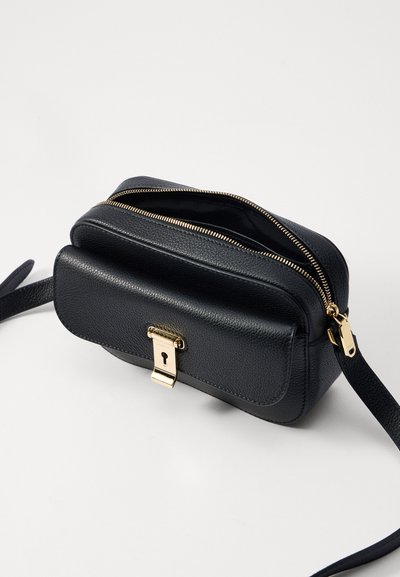 Svart läder crossbody-väska med texturerad finish, gulddragkedja och spänne. Har en rektangulär form och justerbar axelrem.