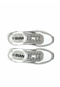 Sneakers bianchi e grigi con tomaia in camoscio e pelle, punta rotonda, dettagli perforati e lacci grigi con logo sulla soletta.