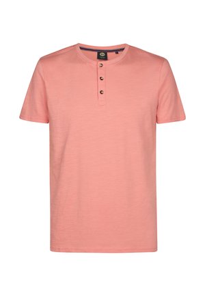 Herren Henley-Shirt in Lachsrosa mit kurzen Ärmeln, drei vorderen Holzknöpfen und kleinem gesticktem Logo auf der linken Brust.