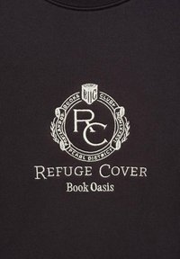 Tela negra con un logo bordado en blanco que incluye el texto "Refuge Cover" y "Book Oasis", rodeado por elementos decorativos circulares.