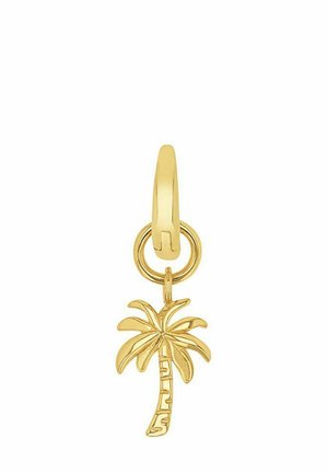 Pendiente de aro dorado con un pequeño charm de palma dorada colgando de un eslabón circular sobre un fondo blanco.