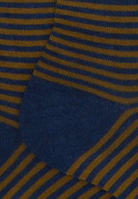 Calzini a righe blu navy e senape, con una texture a coste e un'area rinforzata per le punte, realizzati in tessuto morbido e traspirante.