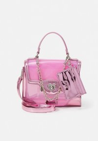 Borsa trasparente rosa con lucchetto a forma di cuore, dettagli in catena d'argento e portafoglio lucido abbinato. Texture liscia, design strutturato.