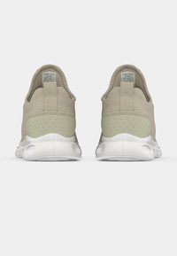 Bézs atlétikai cipők légáteresztő hálós felsőrésszel, puha törtfehér gumitalppal és megerősített sarokpánttal a tartásért.