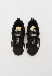 Fekete sneaker fehér kiegészítőkkel, párnázott nyelvvel és fekete fűzőkkel. Texturált gumitalp és logó a sarkon és a nyelven.