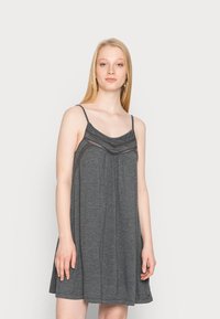 Vestido cinza casual com alças finas, apresentando um decote drapeado e detalhes sutis em renda ao longo do busto. Tecido macio com uma silhueta solta.