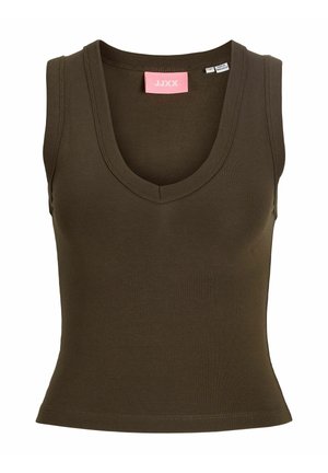 Camiseta de tirantes ajustada en verde oliva oscuro sin mangas, con escote redondo y etiqueta de marca rosa en el interior del cuello.