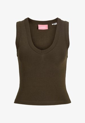 Bez rękawów, przylegający top w ciemnooliwkowym kolorze z dekoltem w kształcie litery U oraz różową metką marki wewnątrz kołnierzyka.