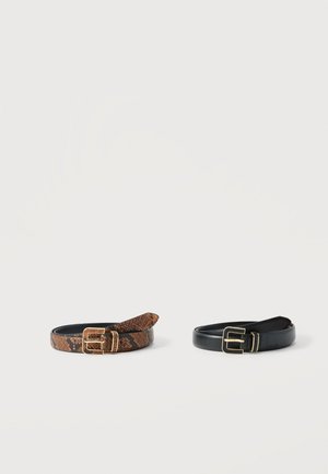 Deux ceintures enroulées côte à côte sur fond blanc ; la ceinture de gauche a un motif serpent marron et une boucle dorée, la ceinture de droite est noire avec une boucle dorée.