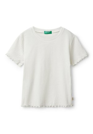 Weißes geripptes T-Shirt mit Rundhalsausschnitt und kurzen Ärmeln, mit einem wellenförmigen Saum. Hergestellt aus einem weichen, strukturierten Stoff.