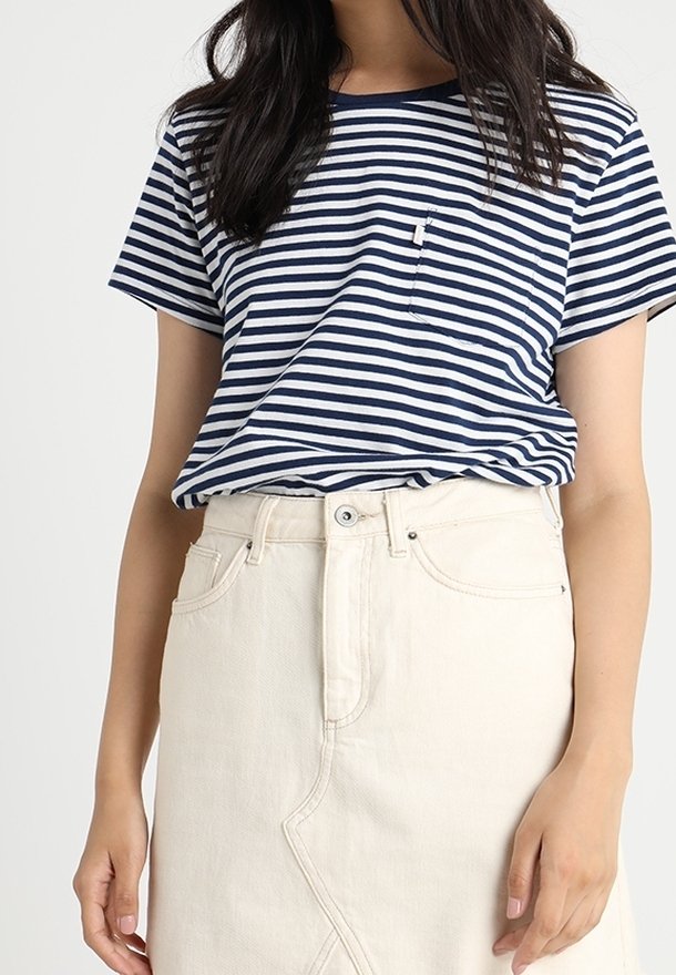 Námořnický a bílý pruhovaný bavlněný tričko s krátkými rukávy, kulatým výstřihem a kapsičkou na hrudi, spárované s džínovou sukní světlé barvy.