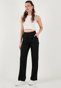 LELA REGULAR FIT - Broek - black